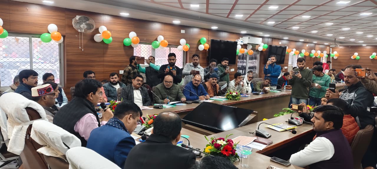 प्रभारी मंत्री ए के शर्मा पत्रकारों से बातचीत करते हुए