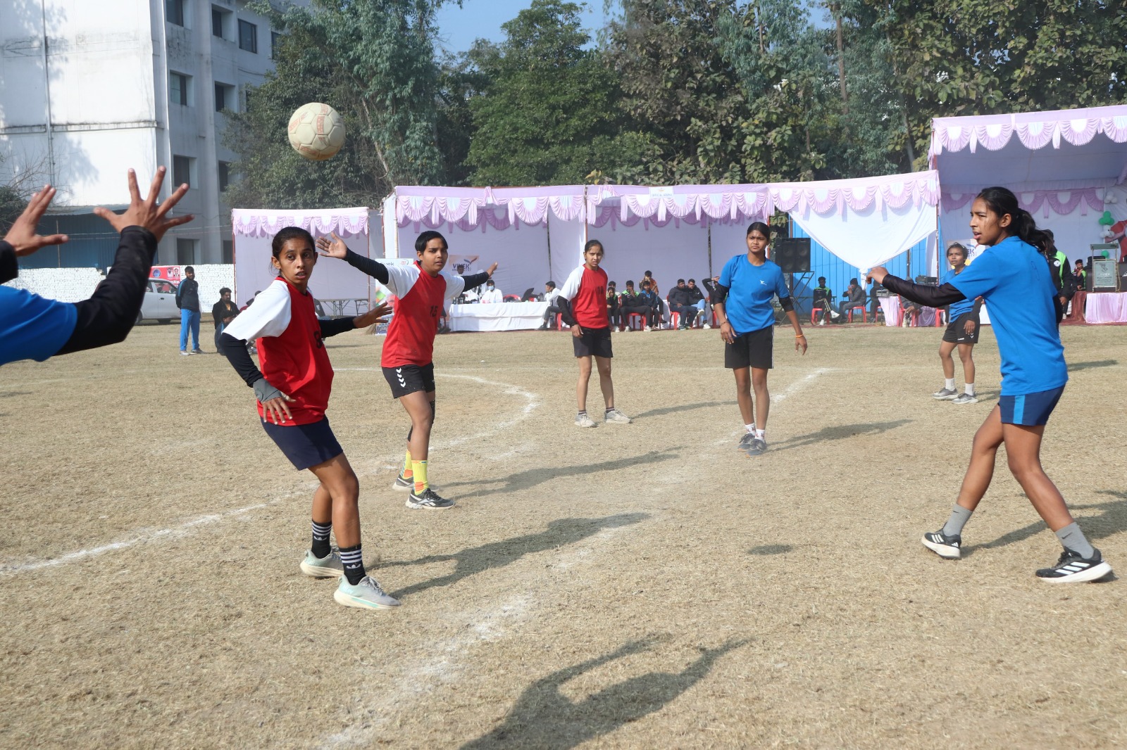 संघर्ष करते हुए महिला टीमें