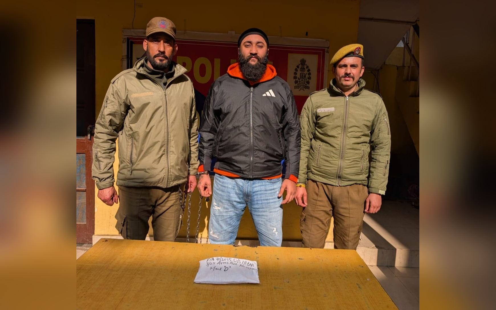 पिस्तौल के साथ एक अपराधी गिरफ्तार