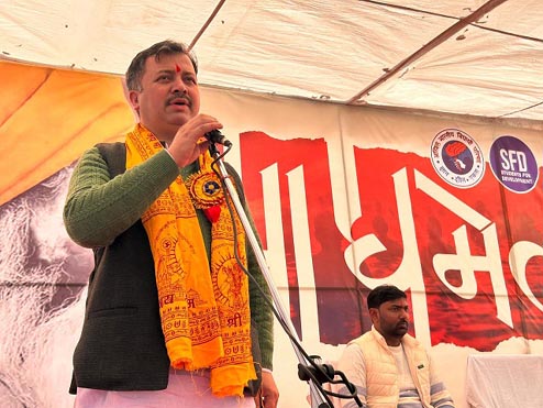 सम्बोधित करते आशीष चौहान सम्बोधित करते आशीष चौहान