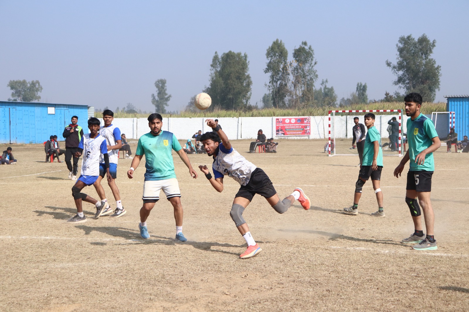 संघर्ष करते हुए पुरुष टीम