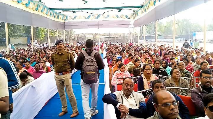 खड़गपुर में पुलिस का ‘संपर्क’ कार्यक्रम कम्बल वितरण