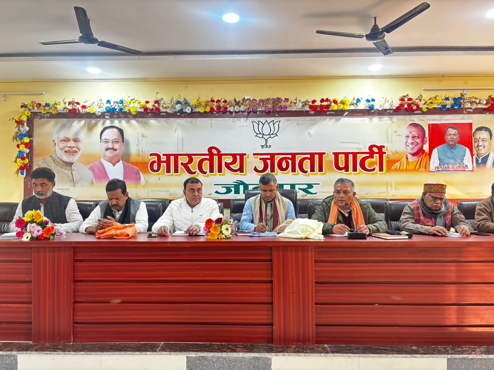 बीजेपी कार्यकर्ताओं को लेकर एसआईआर की बैठक लेते हुए  ओम प्रकाश श्रीवास्तव