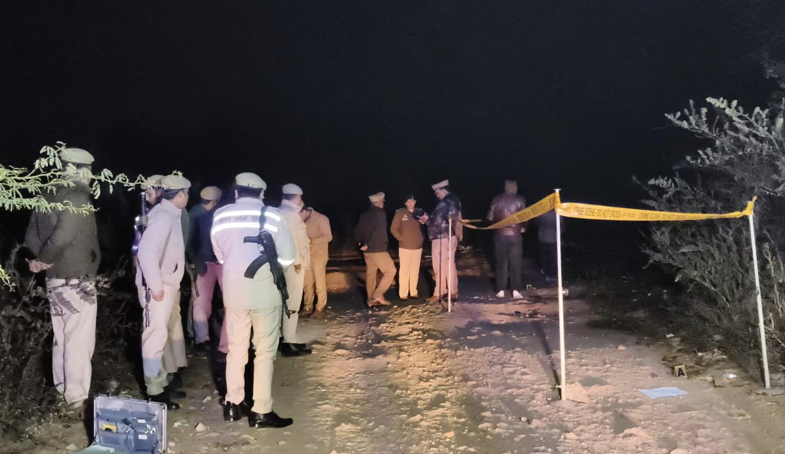 मुठभेड़ स्थल पर पुलिस बल