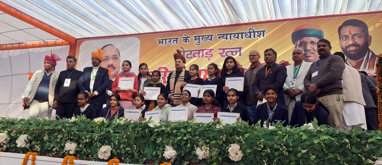 होनहार छात्रों को सम्मानित करते चीफ जस्टिस सूर्यकांत।