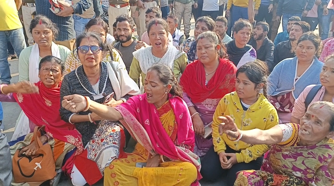 उत्तप्त कोकराझार : कोकराझार सदर थाना घेराव, सड़क जाम ।