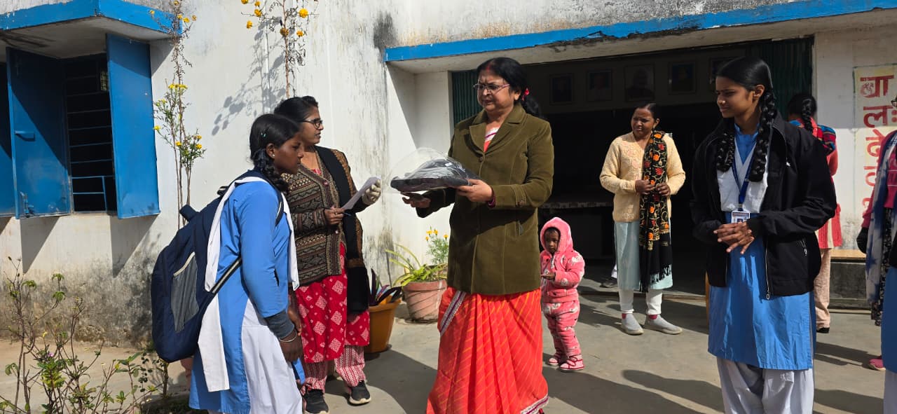 स्कूली छात्राओं को बांटे गए स्वेटर