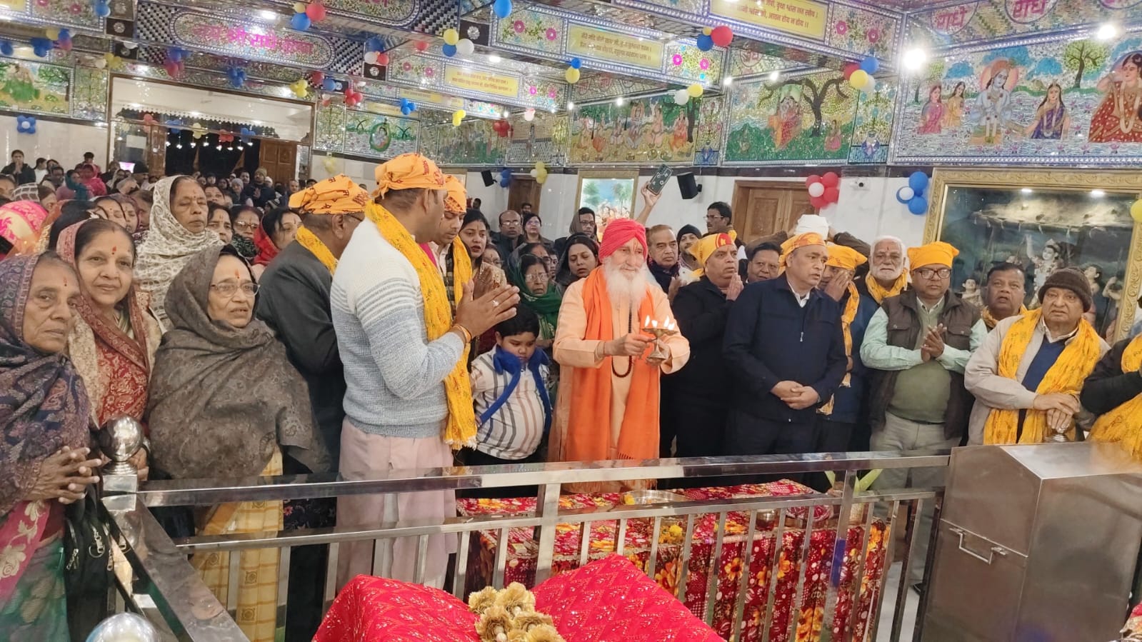कथा कार्यक्रम में कथावाचक सहित श्रद्धालुगण कथा कार्यक्रम में कथावाचक सहित श्रद्धालुगण