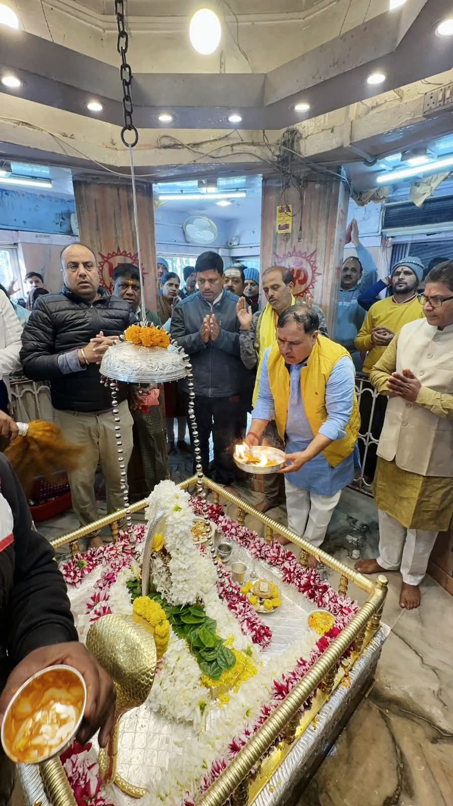 पूजा अर्चना करते भाजपा नेता