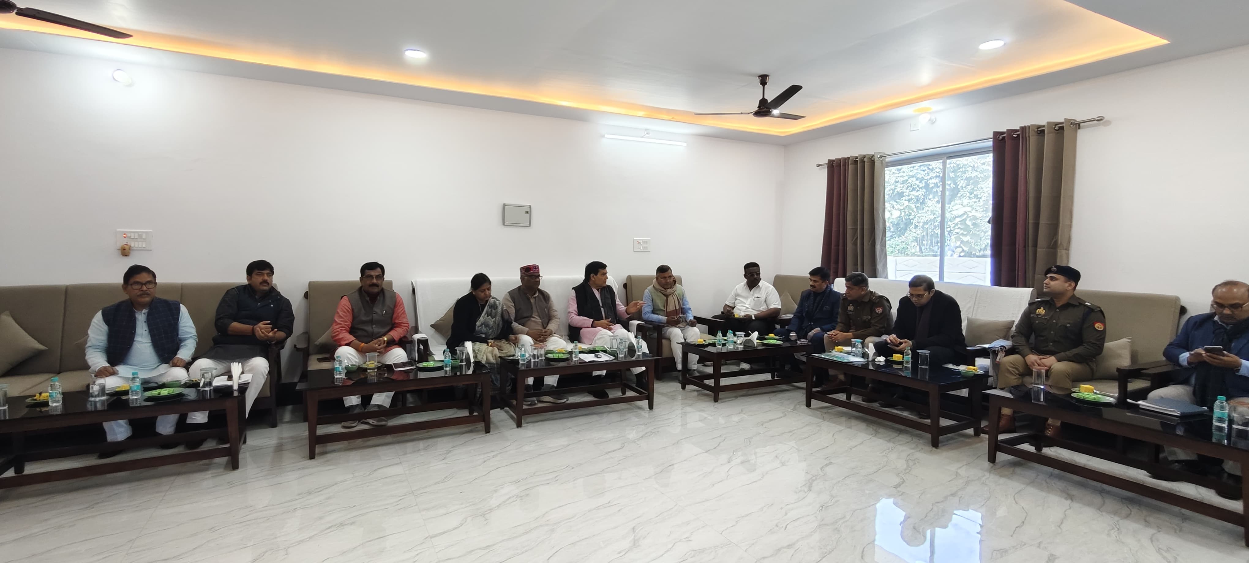 प्रभारी मंत्री ए के शर्मा अधिकारियों को आवश्यक निर्देश देते हुए