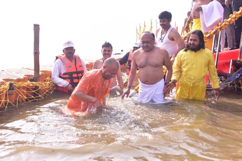 संगम स्नान करते सीएम योगी