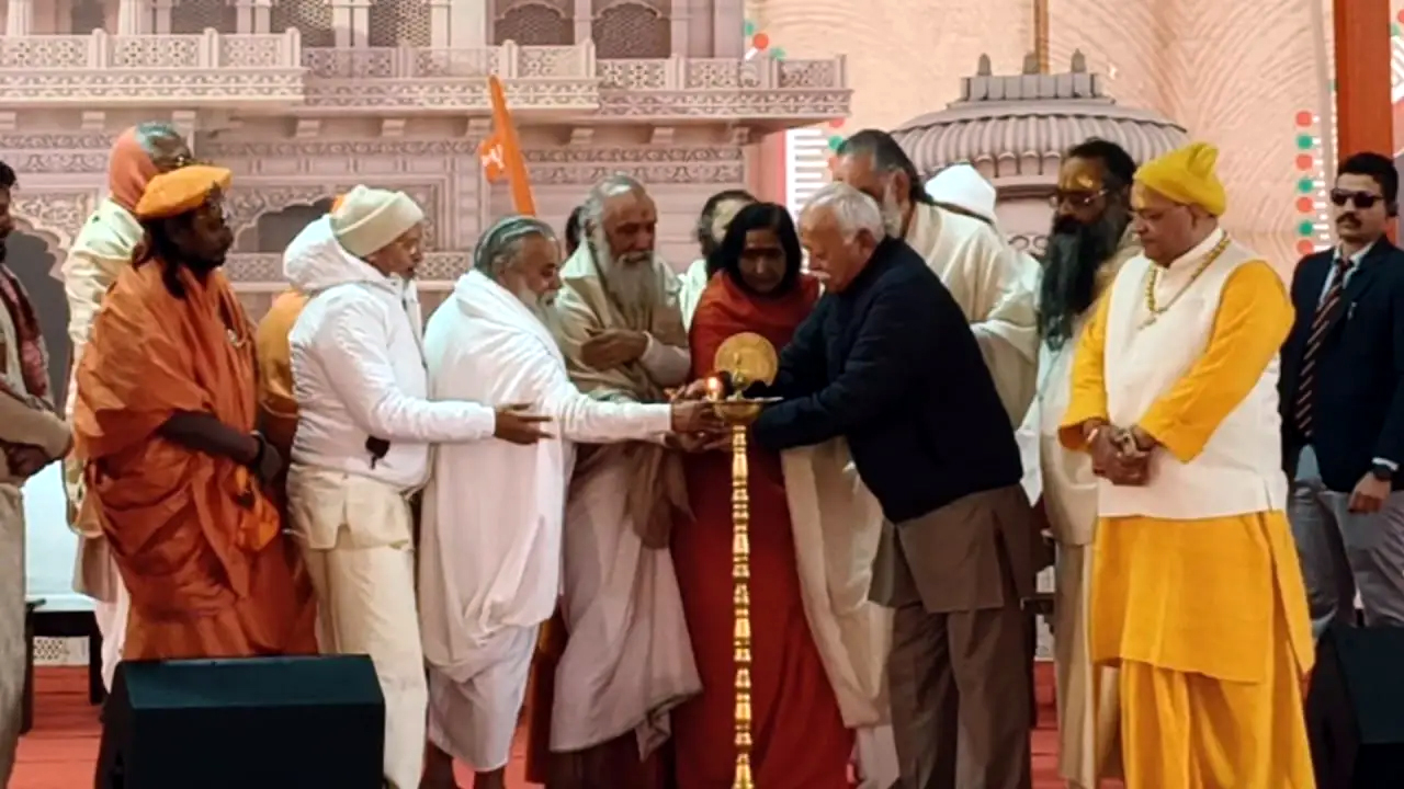 शुभारंभ संघ प्रमुख मोहन भागवत ने संतों के साथ दीप प्रज्वलन करते हुए