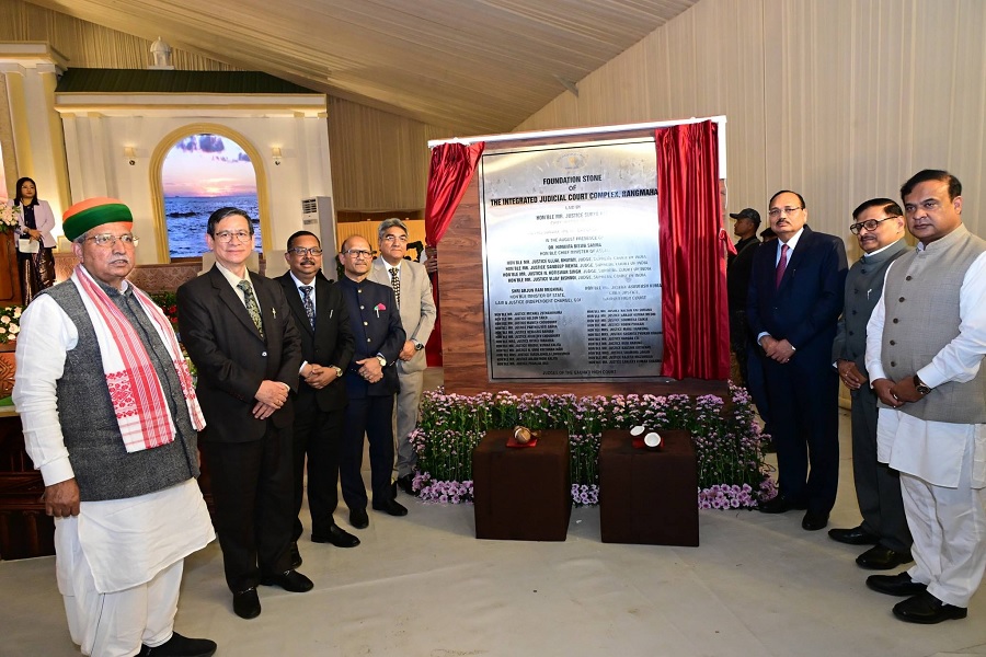 असमः उत्तर गुवाहाटी स्थित रंगमहल में गौहाटी उच्च न्यायालय परिसर की आधारशिला का दृश्य