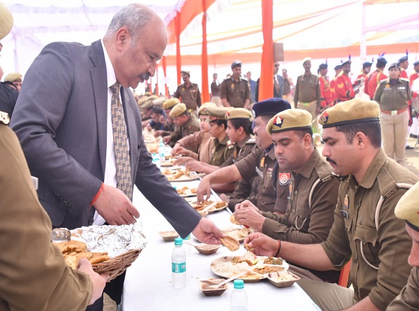 बड़े खाना में पुलिस कर्मियों को भोजन परोसते डीजीपी