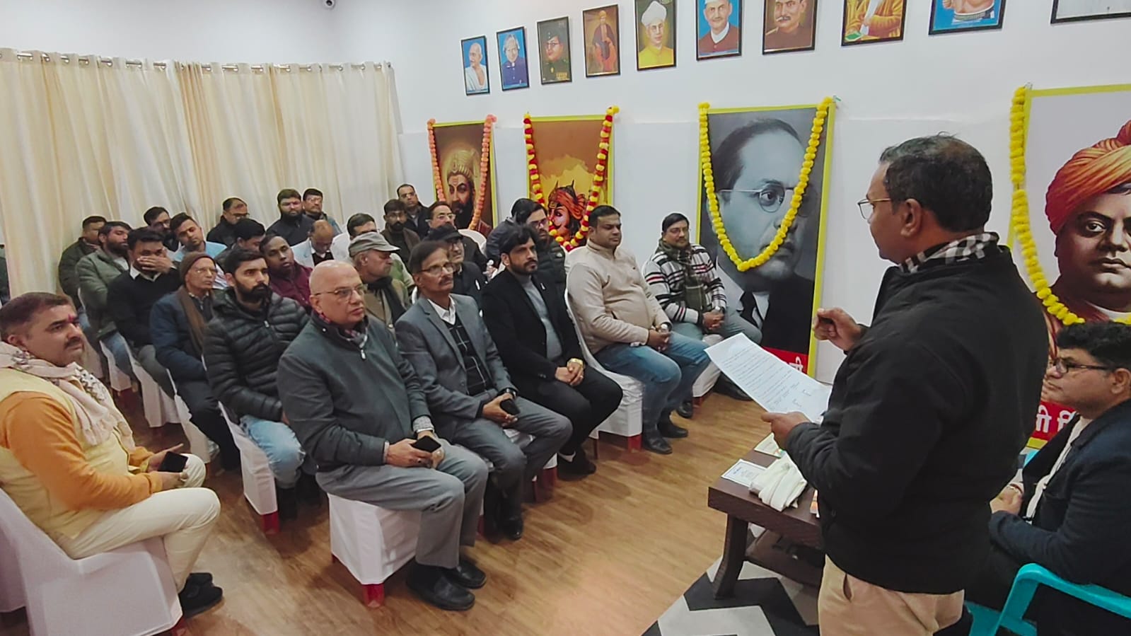 न्याय परामर्श केंद्र बुद्धि विहार में स्व-अध्याय मंडल के मुख्य विषय “आयकर अधिनियम, 2025” पर गोष्ठी में उपस्थित वक्ता।