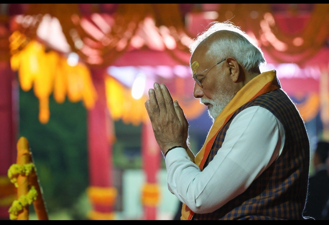 सोमनाथ मंदिर में पूजा करते हुए प्रधानमंत्री नरेंद्र मोदी सोमनाथ मंदिर में पूजा करते हुए प्रधानमंत्री नरेंद्र मोदी