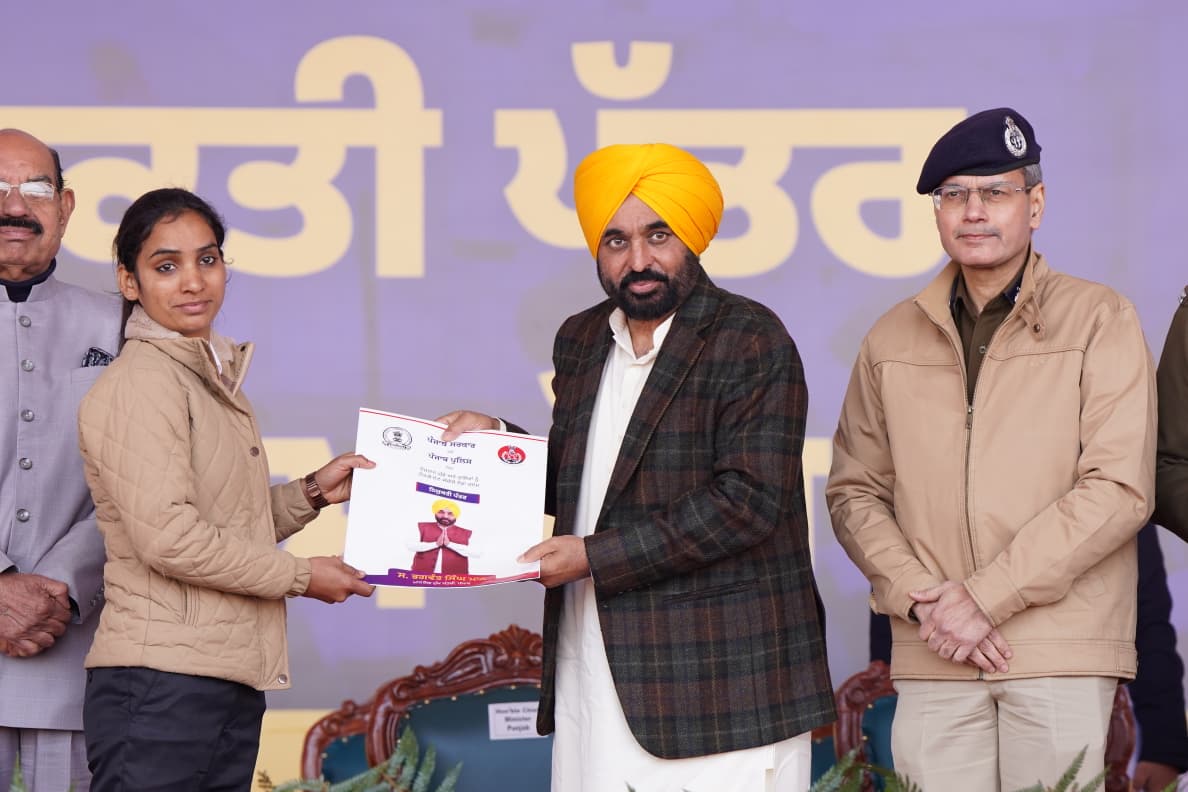 पंजाब के मुख्यमंत्री भगवंत मान नवनियुक्ति कांस्टेबलाें काे नियुक्ति पत्र देते हुए