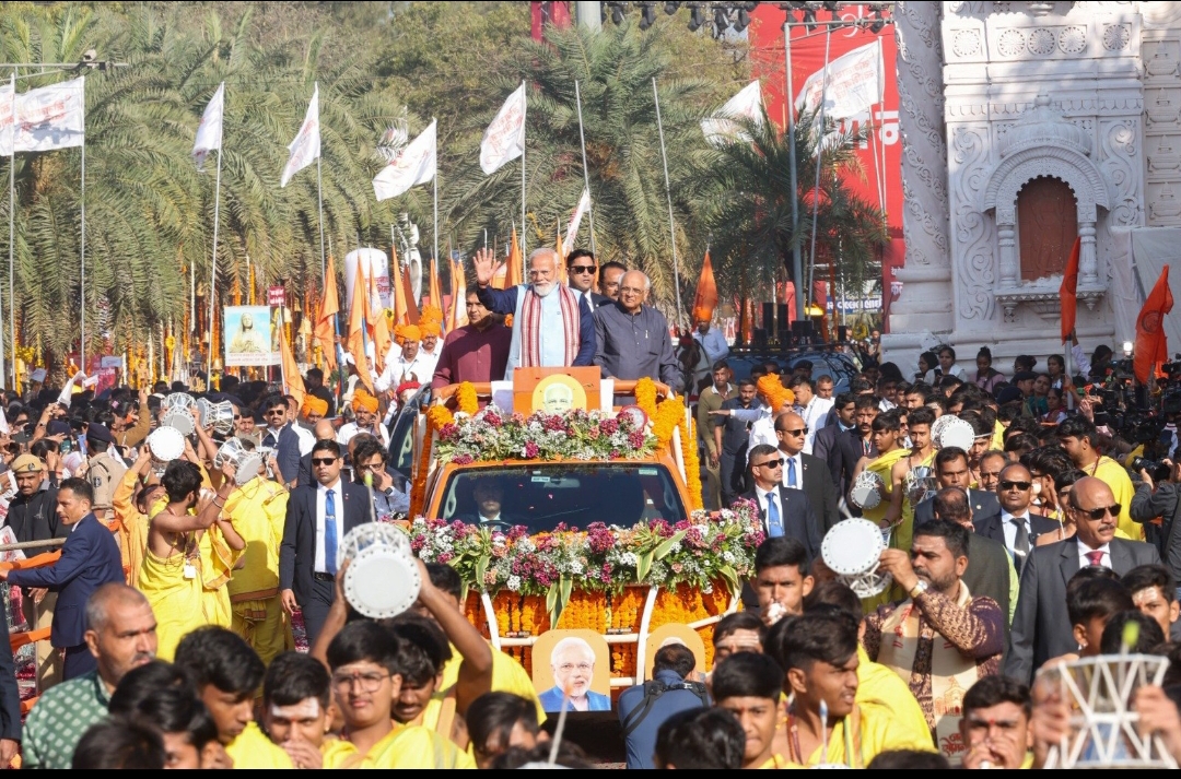 यात्रा में लोगों का अभिवादन स्वीकार करते हुए प्रधानमंत्री मोदी