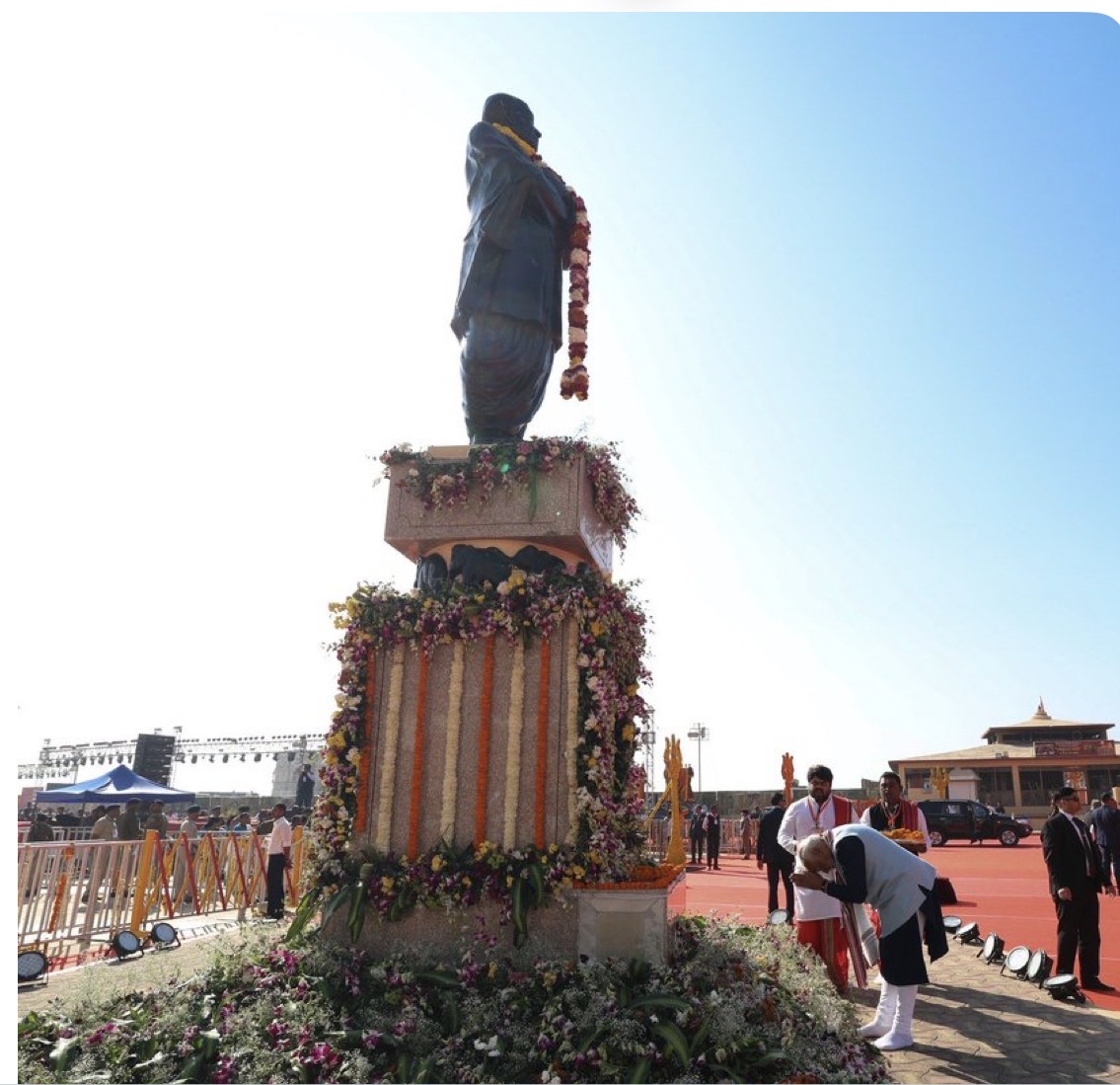 प्रधानमंत्री नरेन्द्र मोदी ने सोमनाथ में मंदिर के लिए योगदान देने वाले वीरों को दी श्रद्धांजलि प्रधानमंत्री नरेन्द्र मोदी ने सोमनाथ में मंदिर के लिए योगदान देने वाले वीरों को दी श्रद्धांजलि