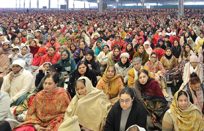 सोनीपत: निरंकारी सतगुरु माता सुदीक्षा जी         महाराज के सानिंध्य में प्रवचन सुनते हुए श्रद्धालु