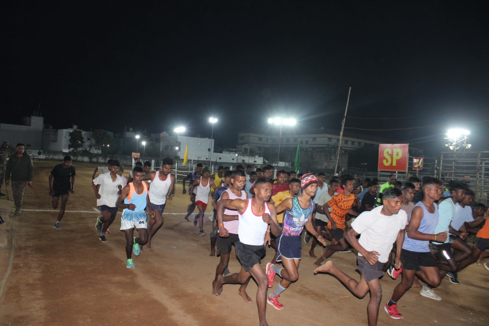 भारतीय रैली में दौड़ लगाते हुए युवा । भारतीय रैली में दौड़ लगाते हुए युवा ।