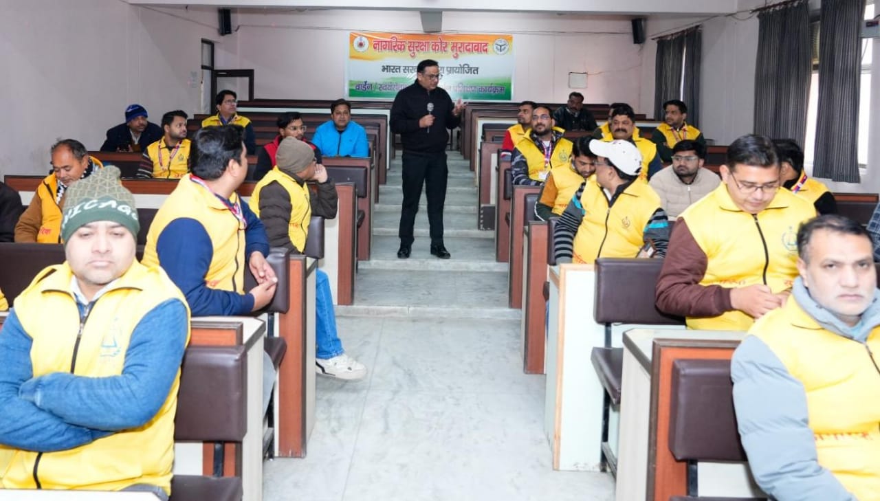 नागरिक सुरक्षा का वार्डन एवं स्वयंसेवक के क्षमता निर्माण प्रशिक्षण कार्यक्रम में संबोधित करते डा आरके शर्मा।