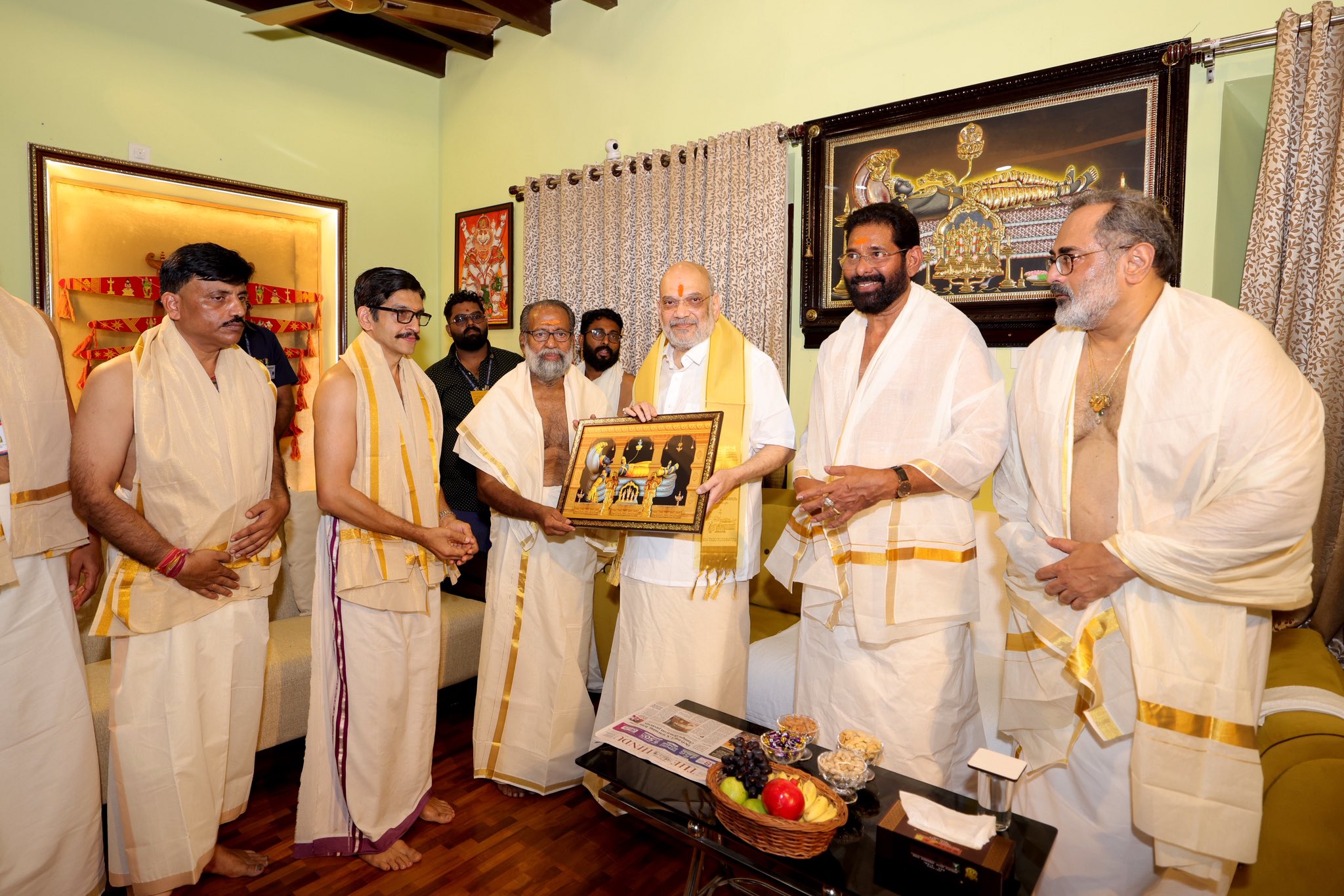 केंद्रीय गृह मंत्री अमित शाह मंदिर में पूजा करते हुए