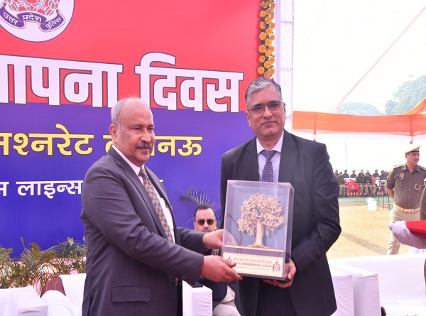 डीजीपी ने पुलिस अधिकारियों को किया सम्मानित