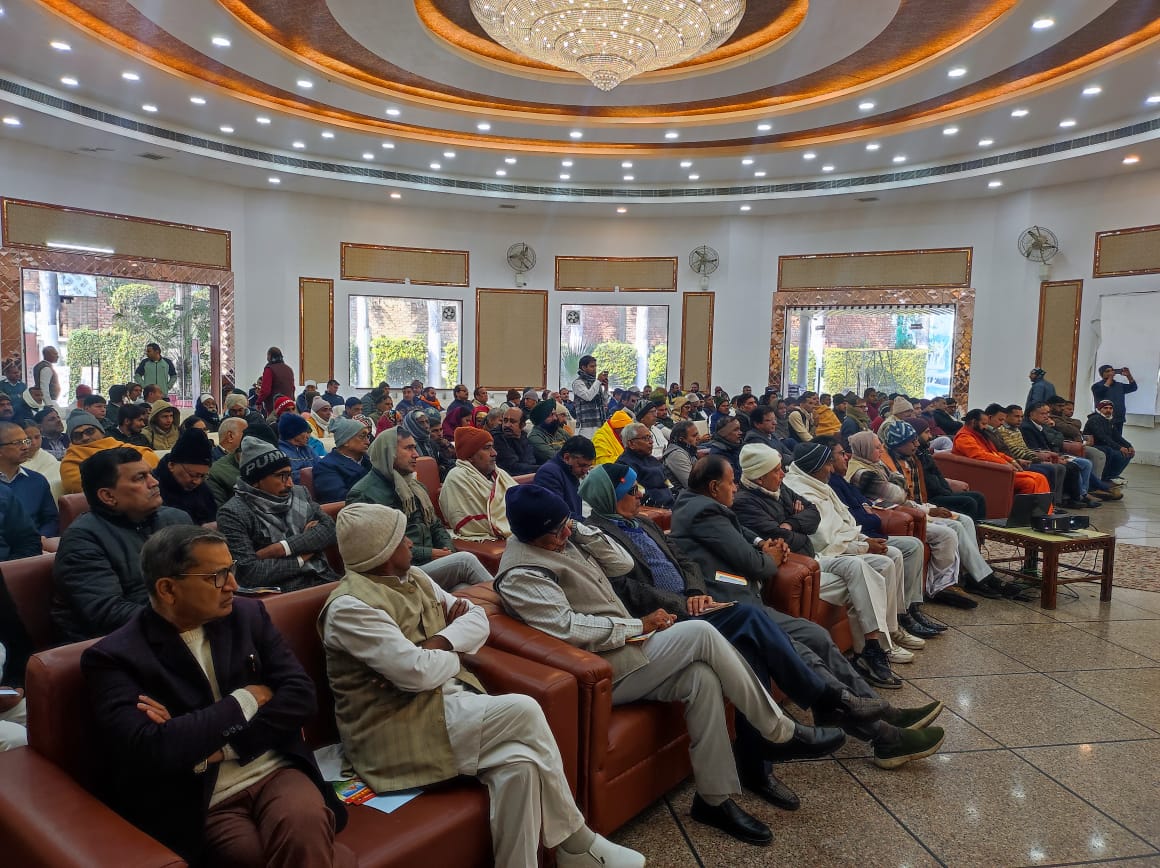 संगोष्ठी में भाग लेते जिले के गणमान्य लोग।