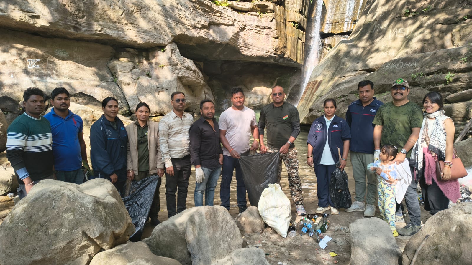 कोरबा : रानी झरिया में वन विभाग का व्यापक स्वच्छता अभियान, प्राकृतिक सौंदर्य संरक्षण का दिया संदेश