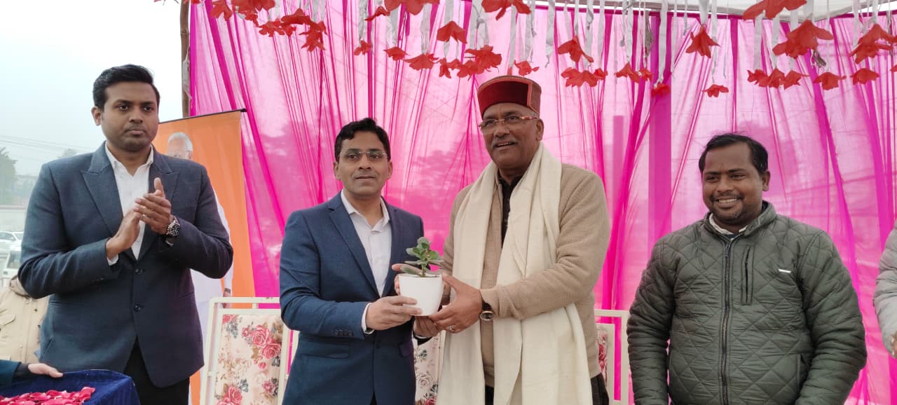 मुरादाबाद रेल मंडल के लक्सर स्टेशन पर अमृतसर-कोलकाता दुर्गियाना एक्सप्रेस सहित 4 रेलगाड़ियों का ठहराव शुरु होने पर आयोजित कार्यक्रम में सांसद व रेलवे अधिकारी।