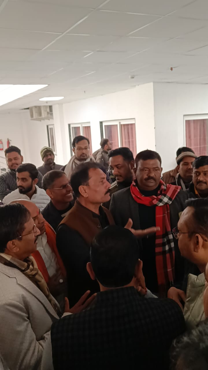 अंदर 12 पार्षदों संग चलती रही बैठक, बाहर 68 का पास को लेकर धरना; अशोक मिश्रा मान–मनोबल संभालते दिखे*