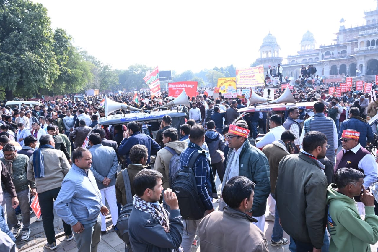 सरकार की संवेदनहीनता  के विरोध में कर्मचारी जयपुर में सड़कों पर उतरे