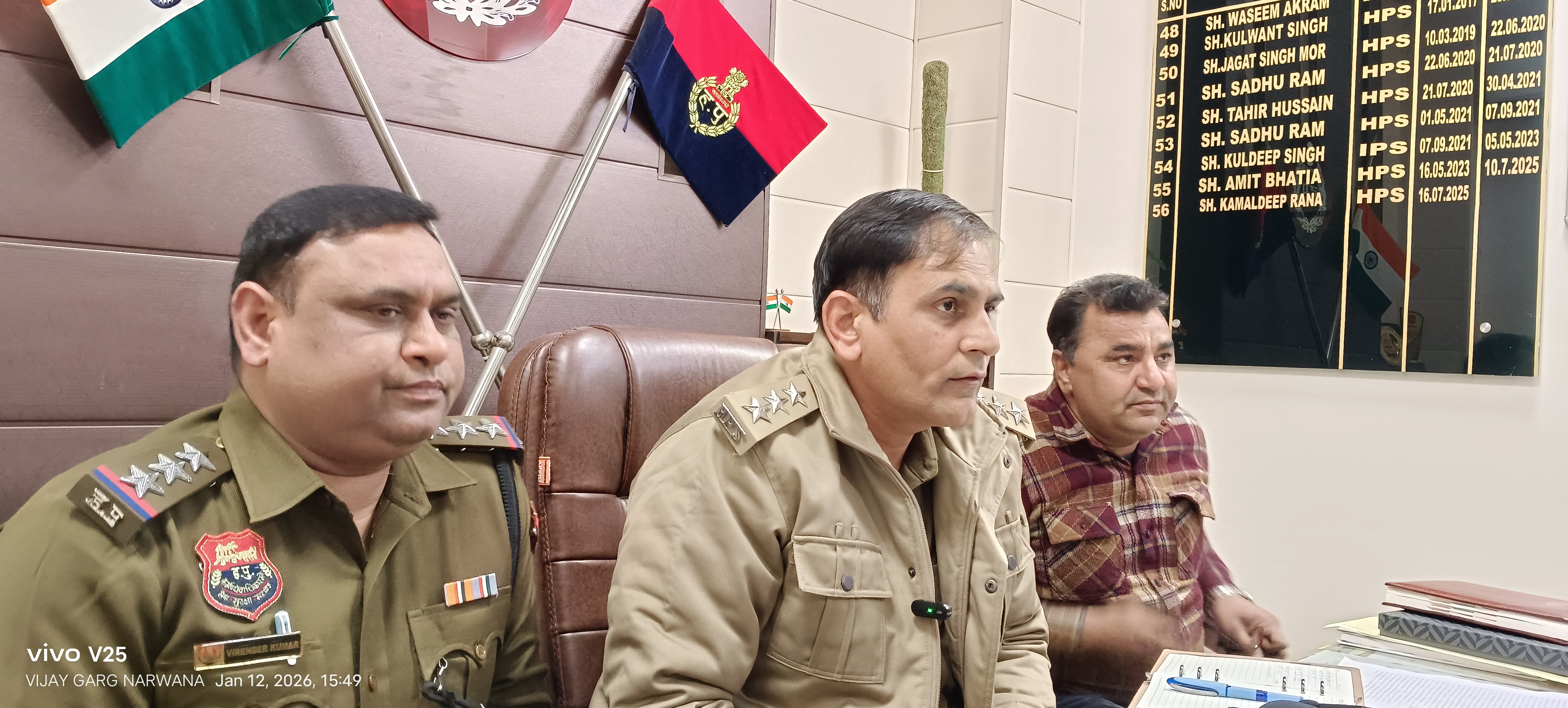 पत्रकारों से बातचीत करते हुए डीएसपी कमलदीप।