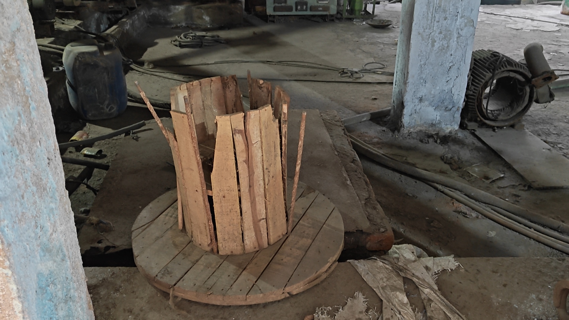 स्टोर में बिखरा पड़ा सामान