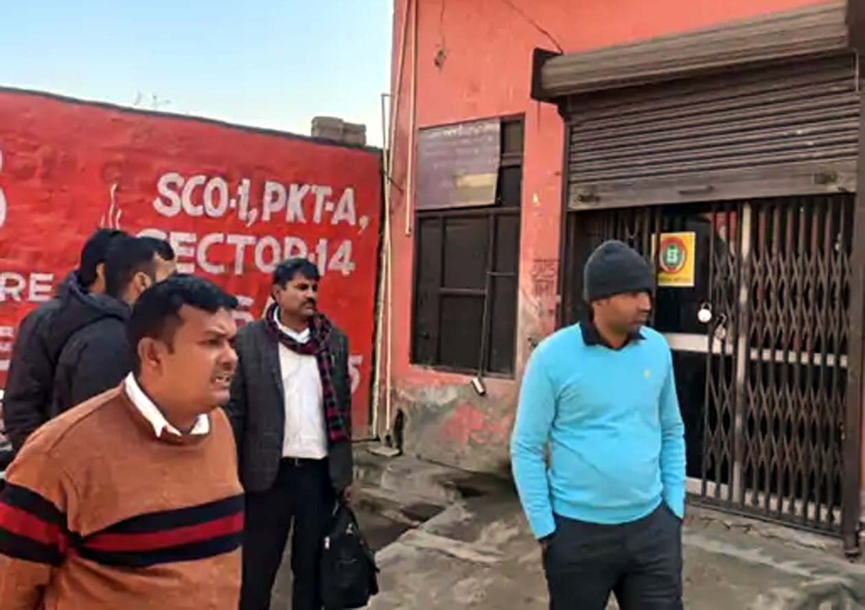 मौके पर पहुंचे फिंगर प्रिंट विशेषज्ञ व पुलिस। मौके पर पहुंचे फिंगर प्रिंट विशेषज्ञ व पुलिस।