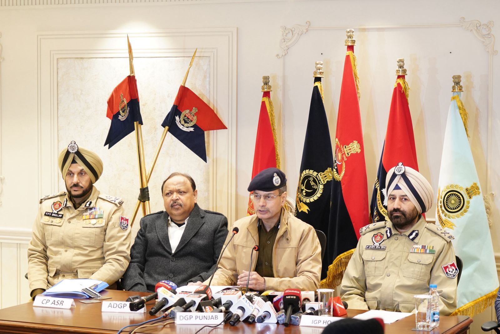 पंजाब पुलिस महानिदेशक गिरफ्तार आरोपियों के बारे में जानकारी देते हुए