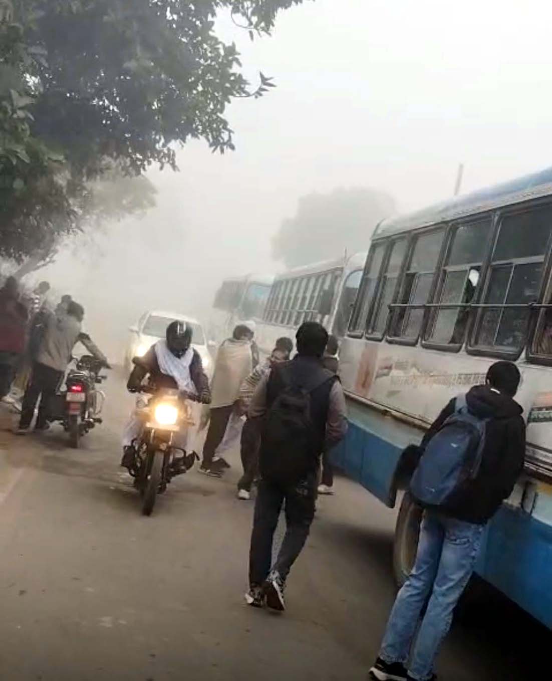 बस रोके जाने के बाद लाइन में खड़ी रोडवेज बसें। बस रोके जाने के बाद लाइन में खड़ी रोडवेज बसें।