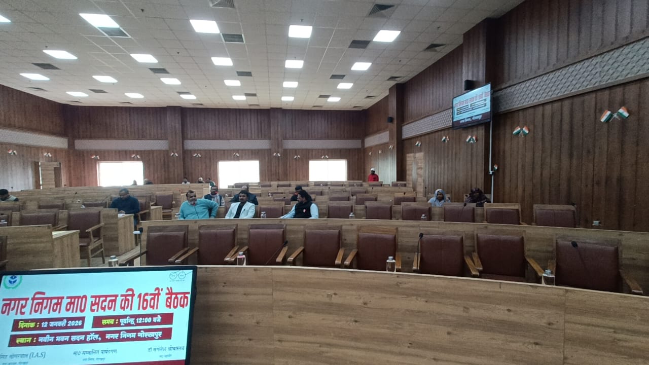 अंदर 12 पार्षदों संग चलती रही बैठक, बाहर 68 का पास को लेकर धरना; अशोक मिश्रा मान–मनोबल संभालते दिखे*