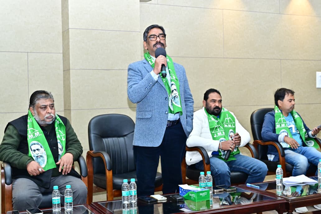 झामुमो की बैठक में बोलते हुए हेमंत सोरेन झामुमो की बैठक में बोलते हुए हेमंत सोरेन