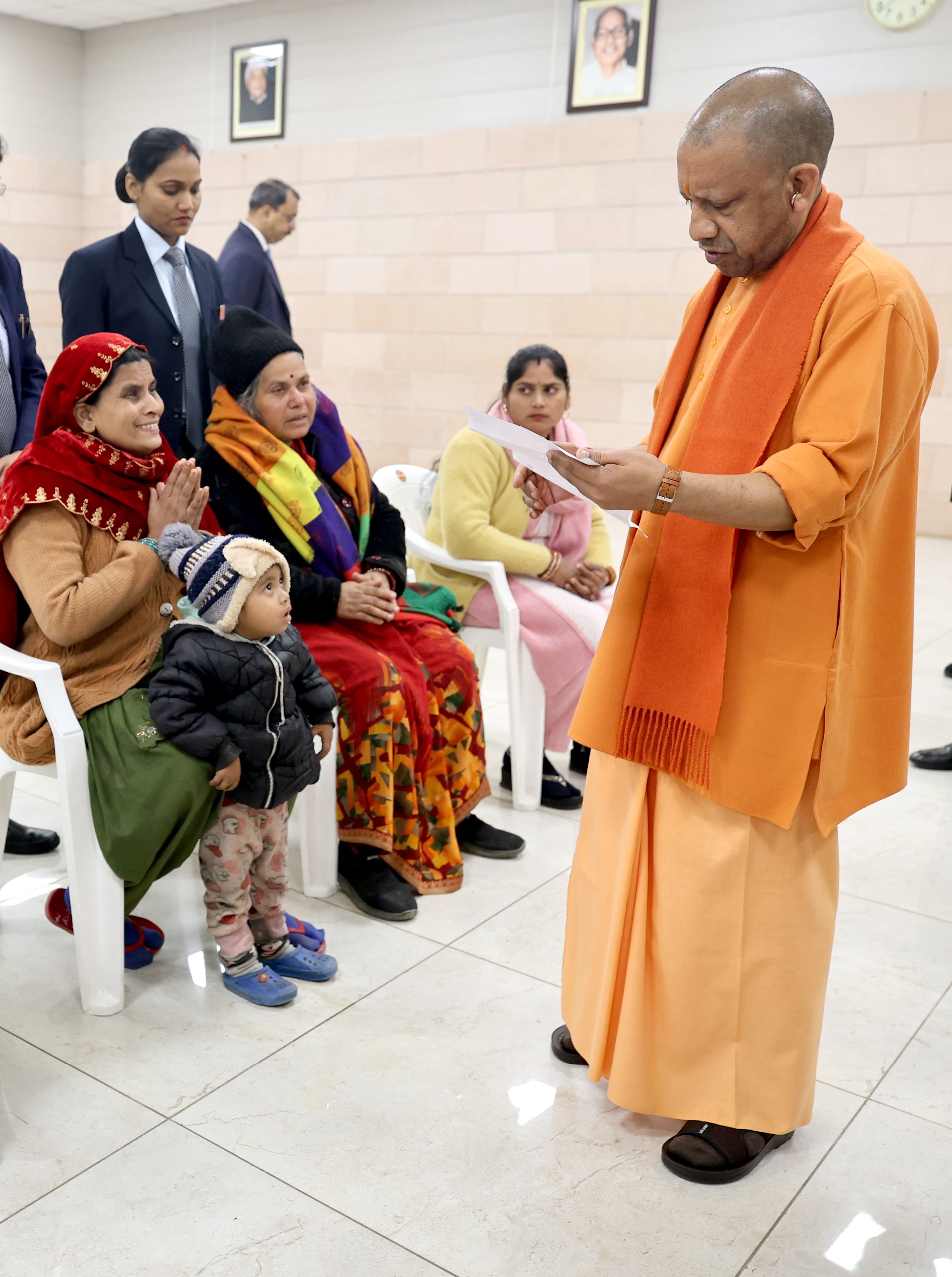 लोगों की समस्याएं सुनते सीएम योगी