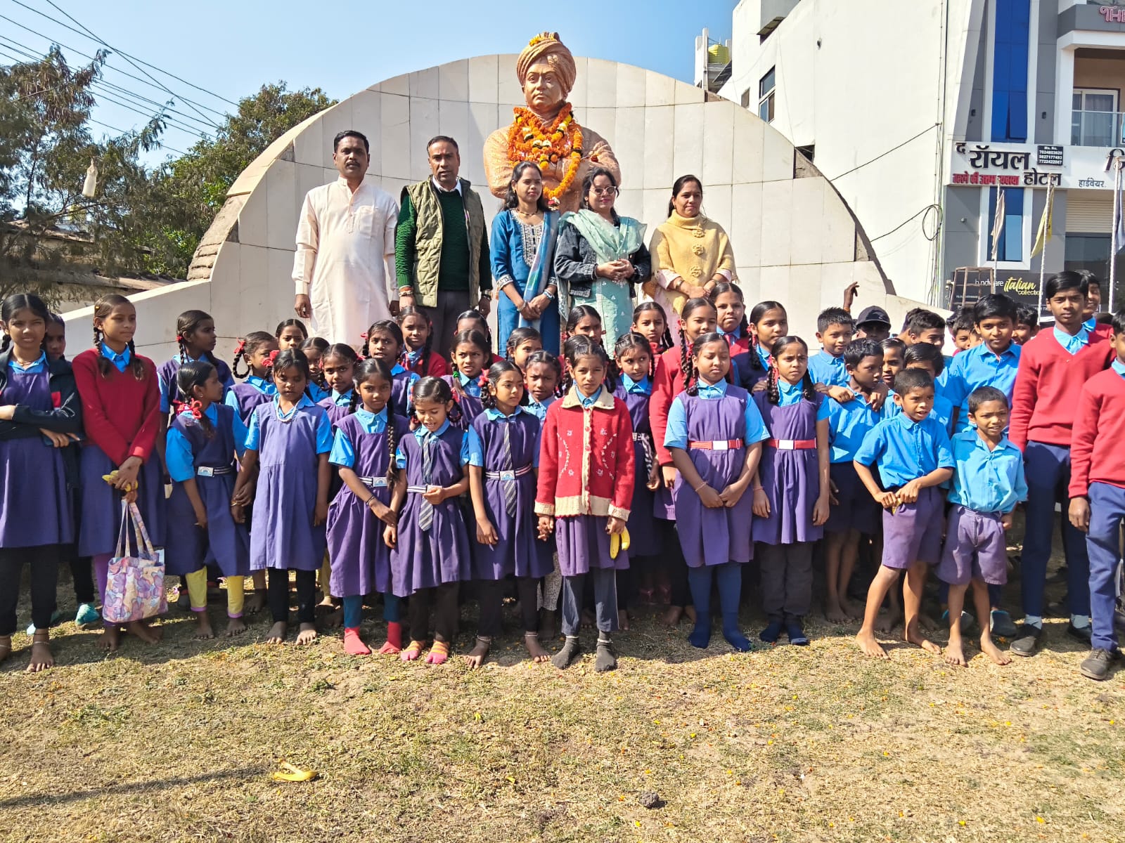 स्वामी विवेकानंद की मूर्ति के सामने खड़े हुए जनप्रतिनिधि व ग्रामीण। स्वामी विवेकानंद की मूर्ति के सामने खड़े हुए जनप्रतिनिधि व ग्रामीण।