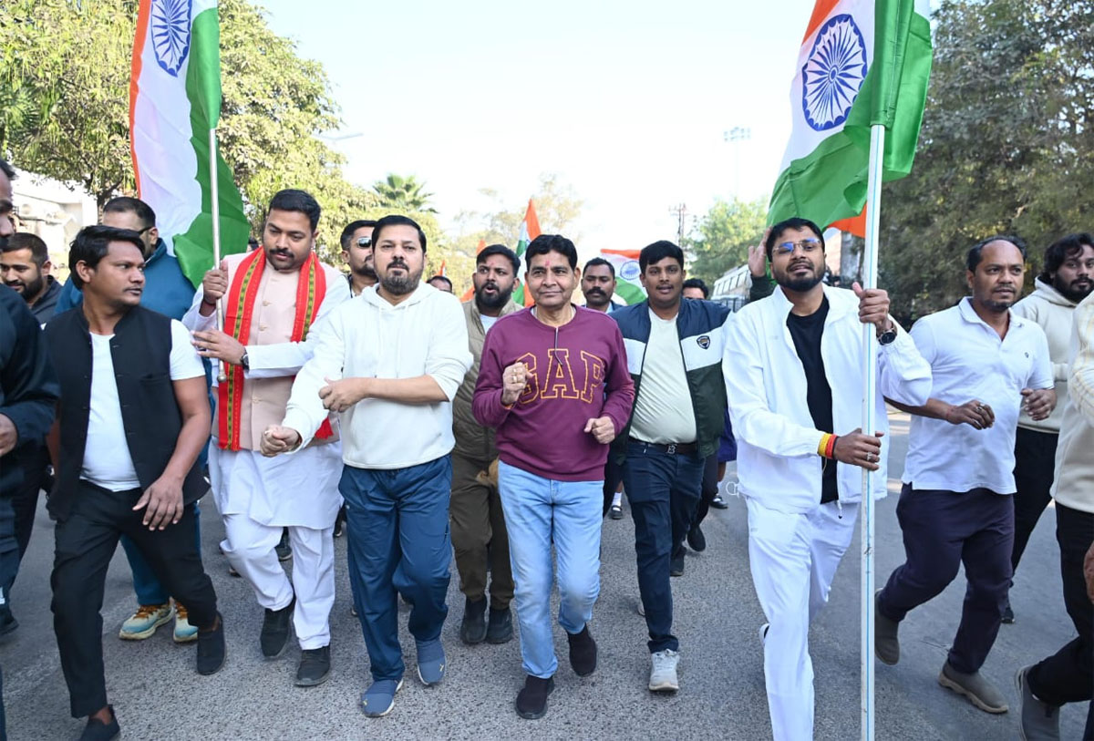 मंत्री टंकराम वर्मा राष्ट्रीय युवा दिवस पर युवाओं के साथ दाैड़ लगाते  हुए