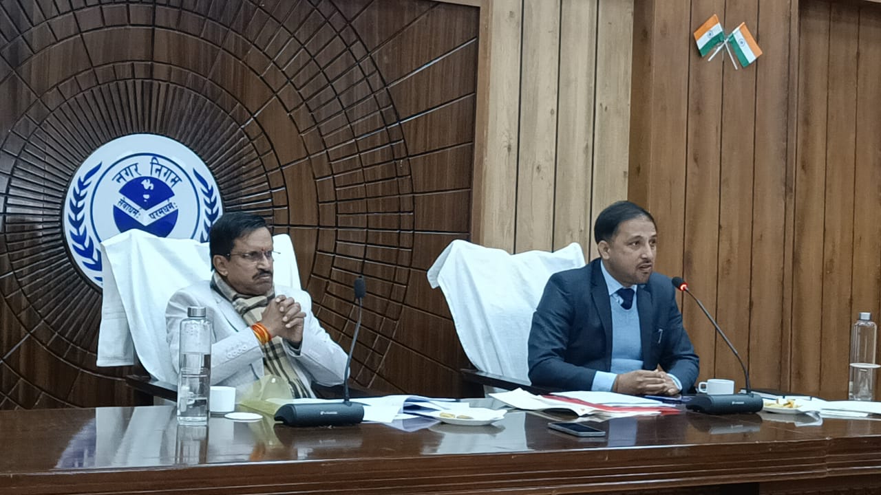 अंदर 12 पार्षदों संग चलती रही बैठक, बाहर 68 का पास को लेकर धरना; अशोक मिश्रा मान–मनोबल संभालते दिखे*