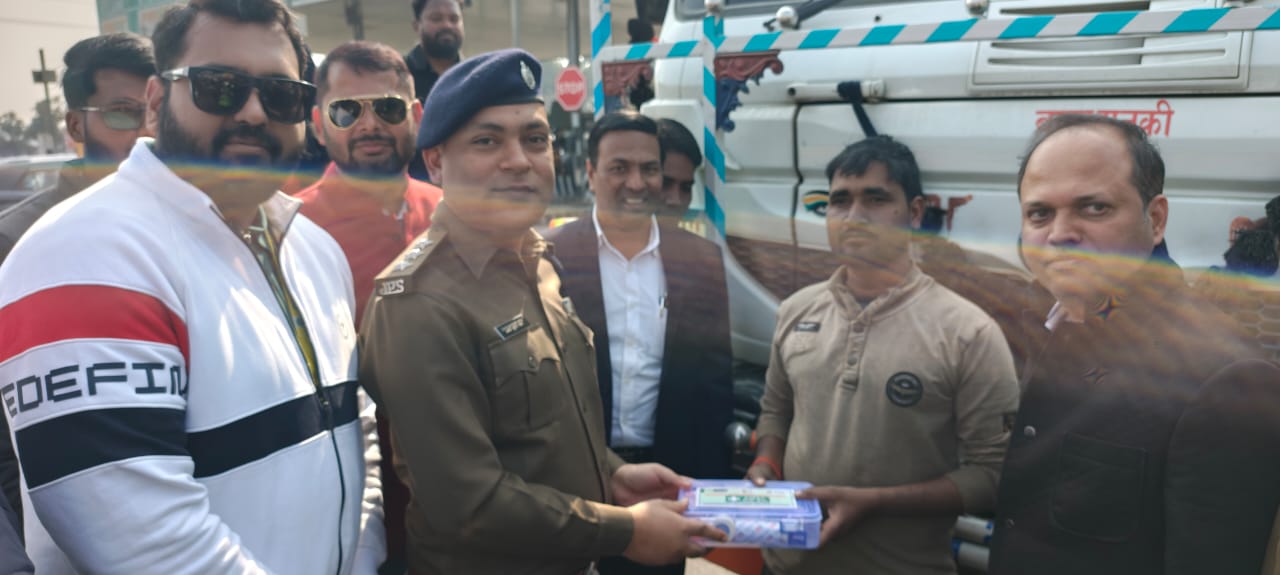 किट वितरण करते अधिकारी