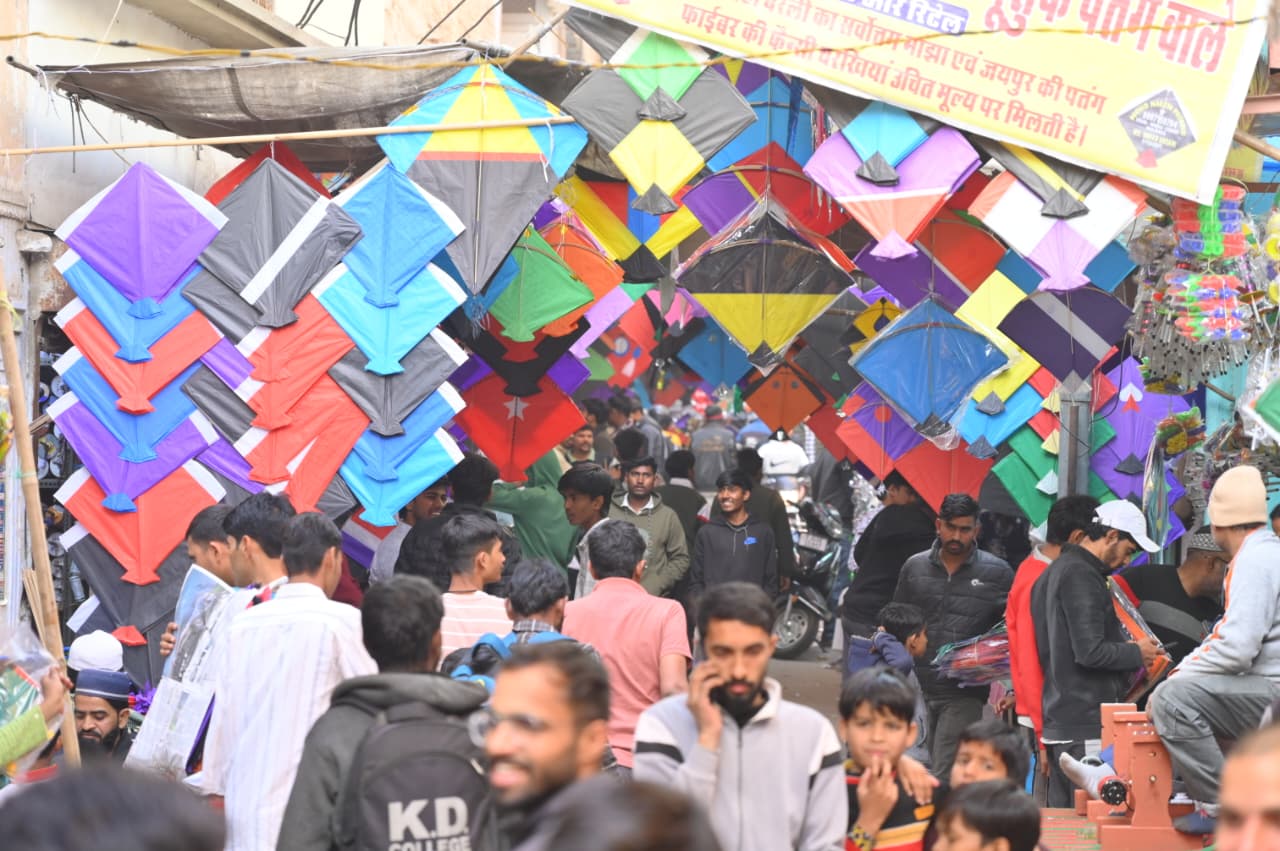 पतंग—मांझा और चरखी से सजा जयपुर: बुधवार को मकर संक्रांति पर छतें बनेंगी अखाड़ा