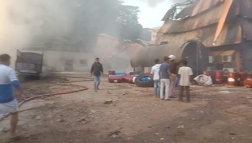 गद्दे की फैक्ट्री में लगी आग करोड़ का नुकसान