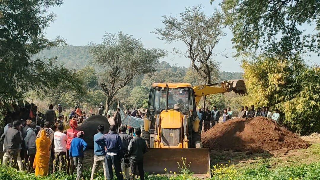 दफनाया गया हाथी का शव दफनाया गया हाथी का शव
