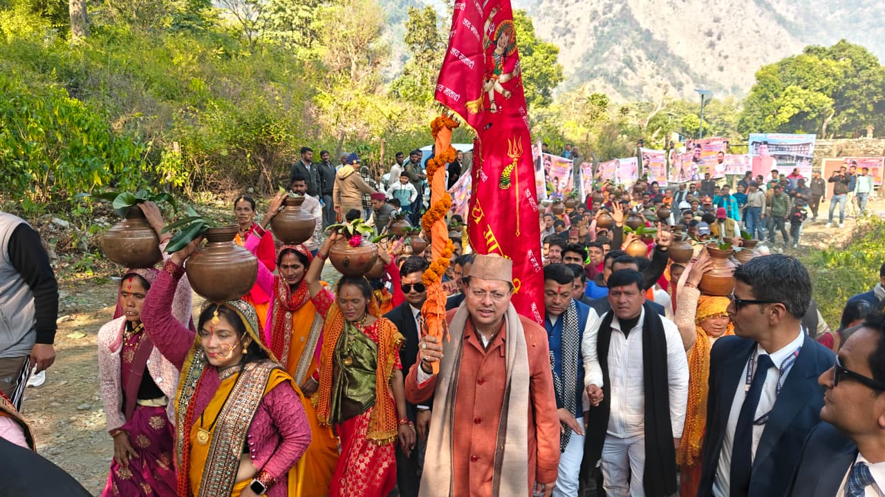 कलश यात्रा में  महिलाओं के साथ  मुख्यमंत्री