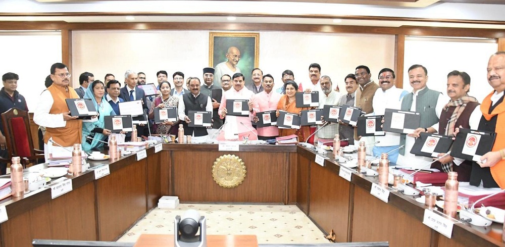 कैबिनेट बैठक में मुख्यमंत्री डॉ. यादव सहित मंत्रि-परिषद के सदस्य टैबलेट के साथ शामिल हुए